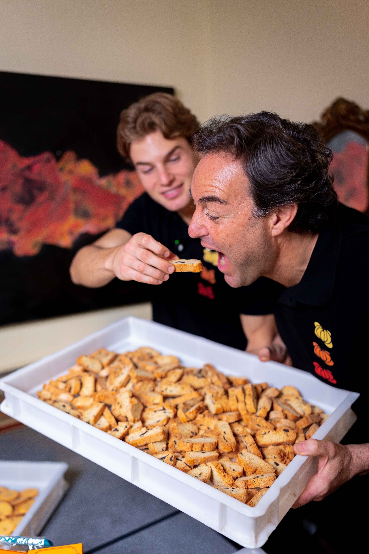 Lo Chef Fabrizio Sepe assaggia i biscotti della Bottega